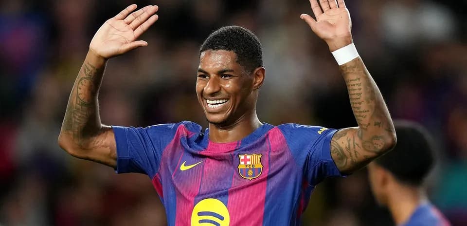 Jugador de Barcelona celebrando con las manos levantadas