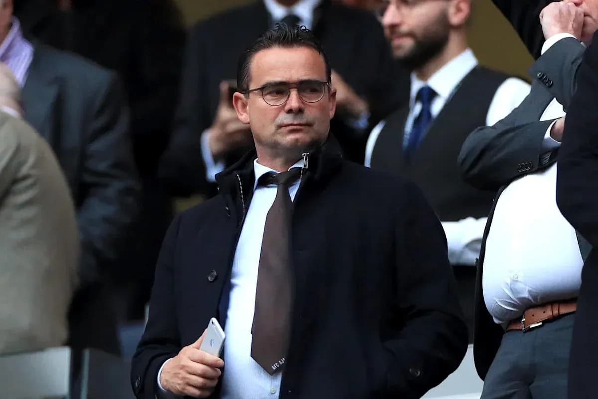 Hombre con gafas en un evento deportivo