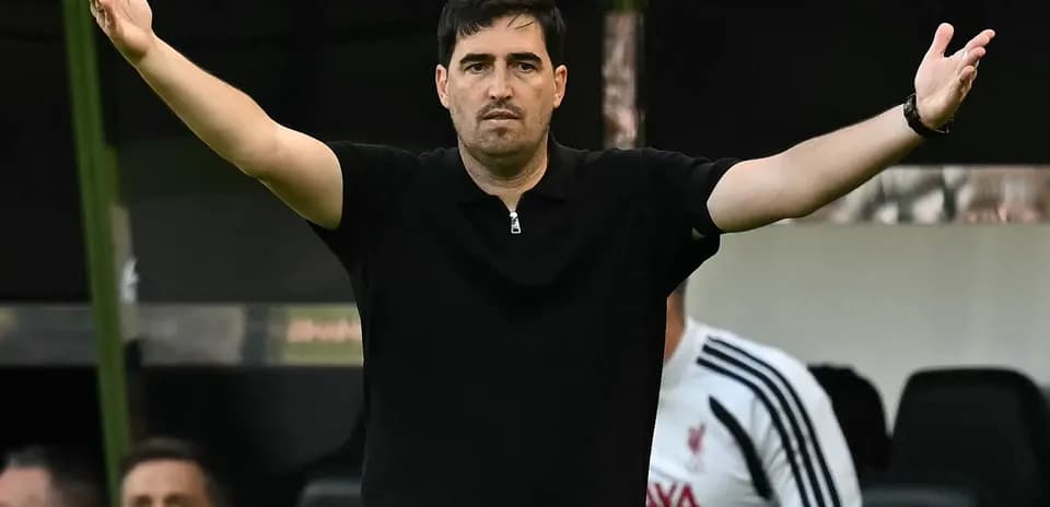Entrenador gesticulando desde la banca durante el partido