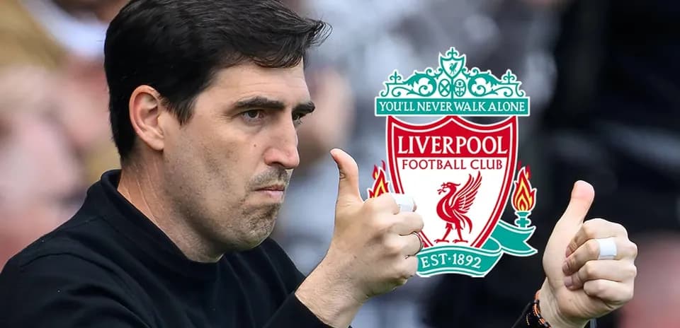 Entrenador haciendo señal de aprobación junto a logo de Liverpool
