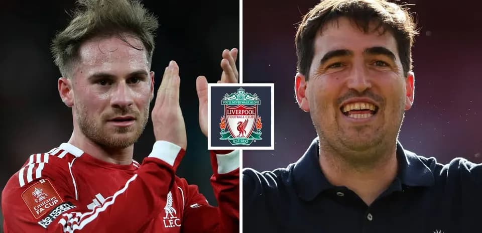 Jugadores de Liverpool celebrando con el logo del club