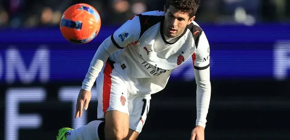 Jugador tratando de controlar el balón en el campo