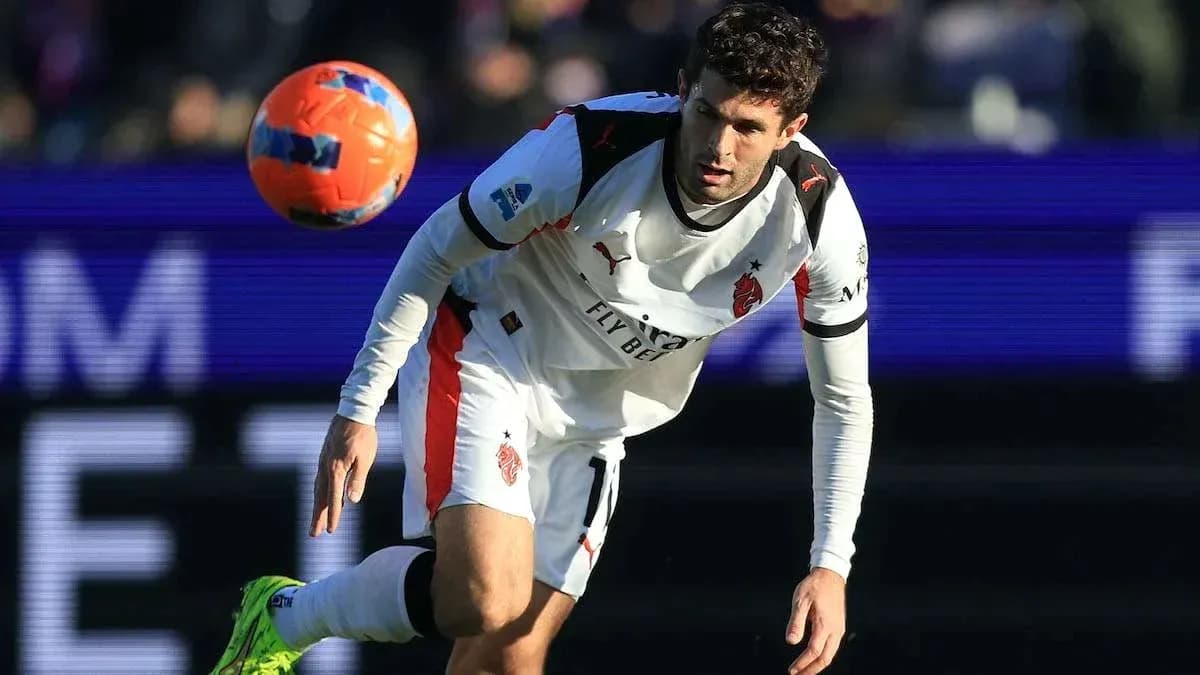 Jugador tratando de controlar el balón en el campo