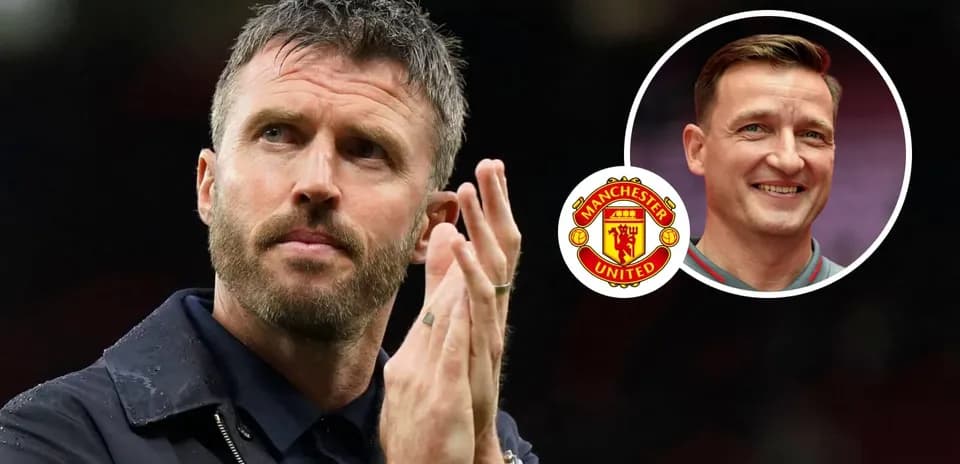 Entrenador aplaudiendo con logo de Manchester United