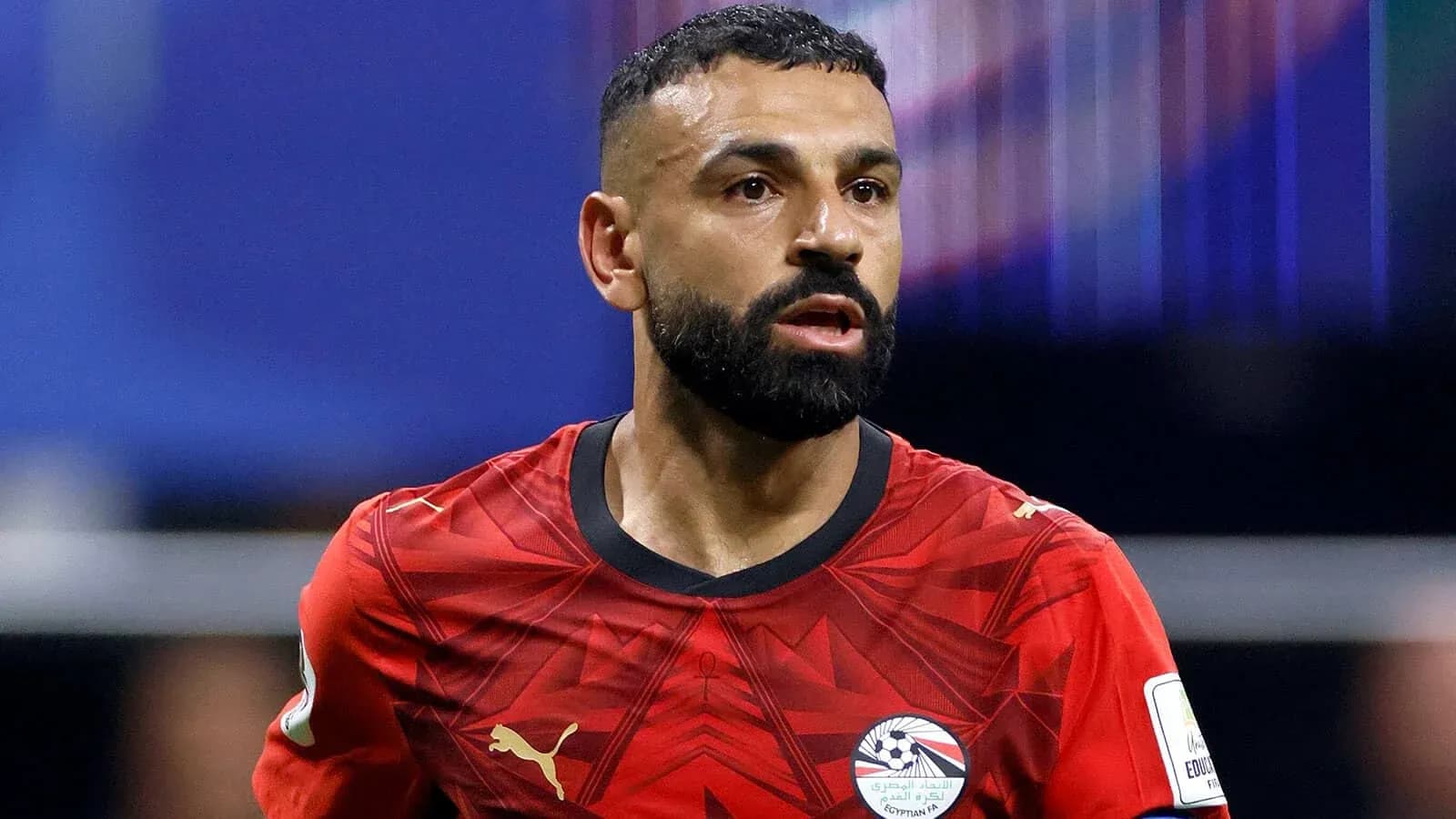 Jugador de fútbol con camiseta roja durante partido