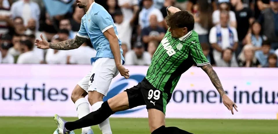 Jugador de Lazio y jugador de Sassuolo en acción