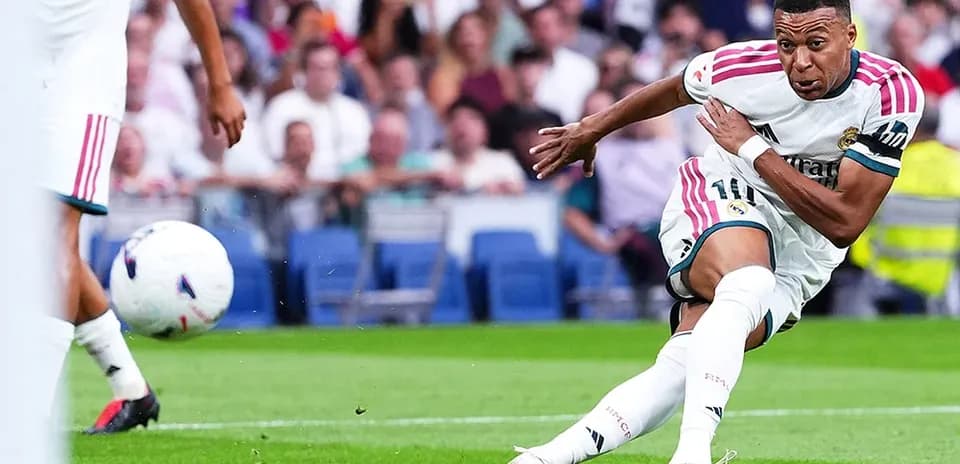 Jugador de Real Madrid disparando a portería