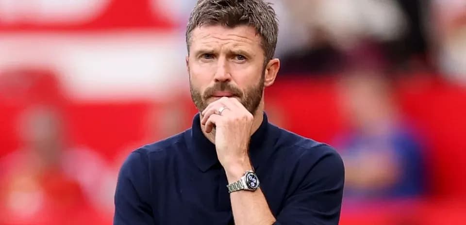 Entrenador observando el partido en el campo