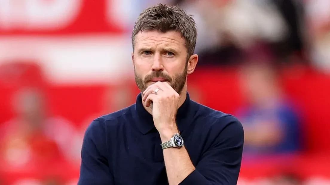 Entrenador observando el partido en el campo