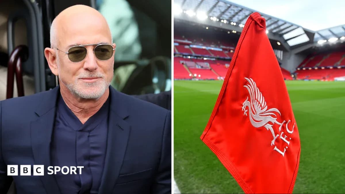 Bandera de Liverpool en Anfield, estadio vacío