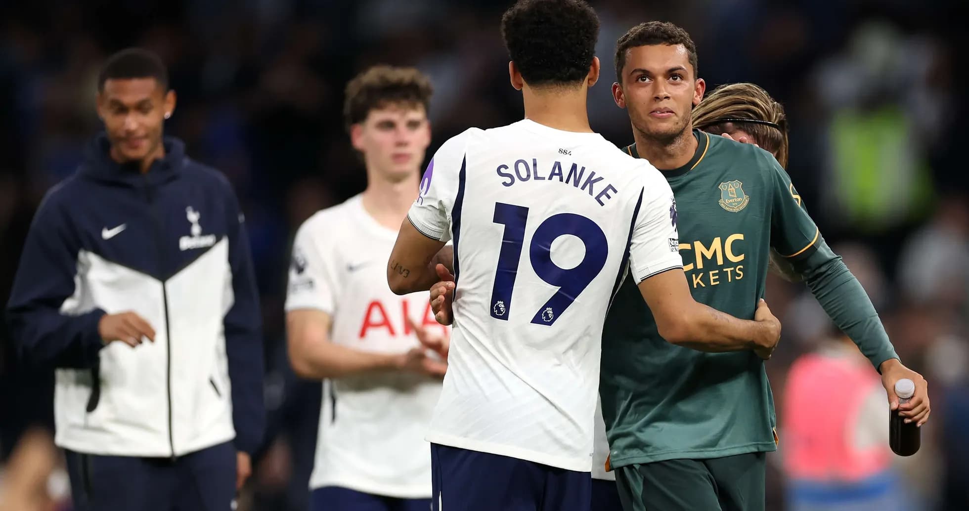 Jugadores de Tottenham y Everton al final del partido