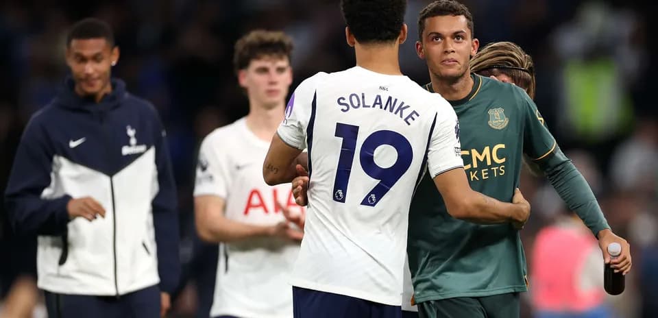 Jugadores de Tottenham y Everton al final del partido