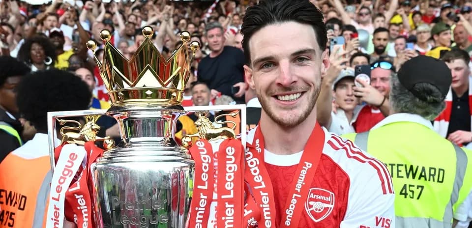 Jugador celebrando con trofeo de la Premier League