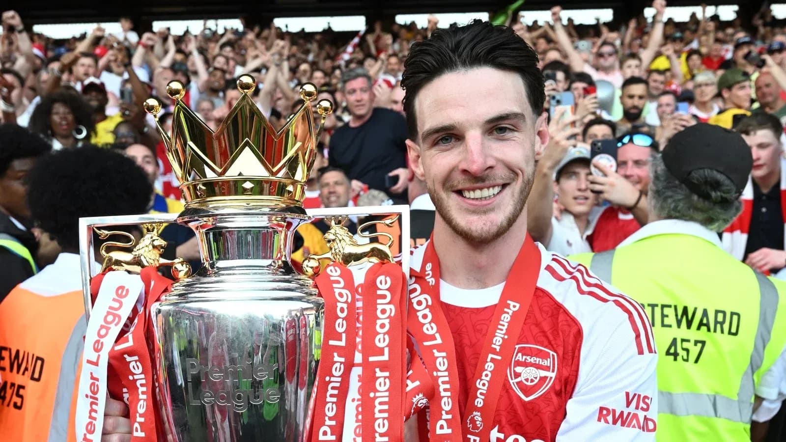 Jugador celebrando con trofeo de la Premier League