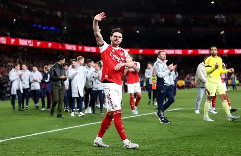 Jugador de Arsenal saludando a la afición en el estadio