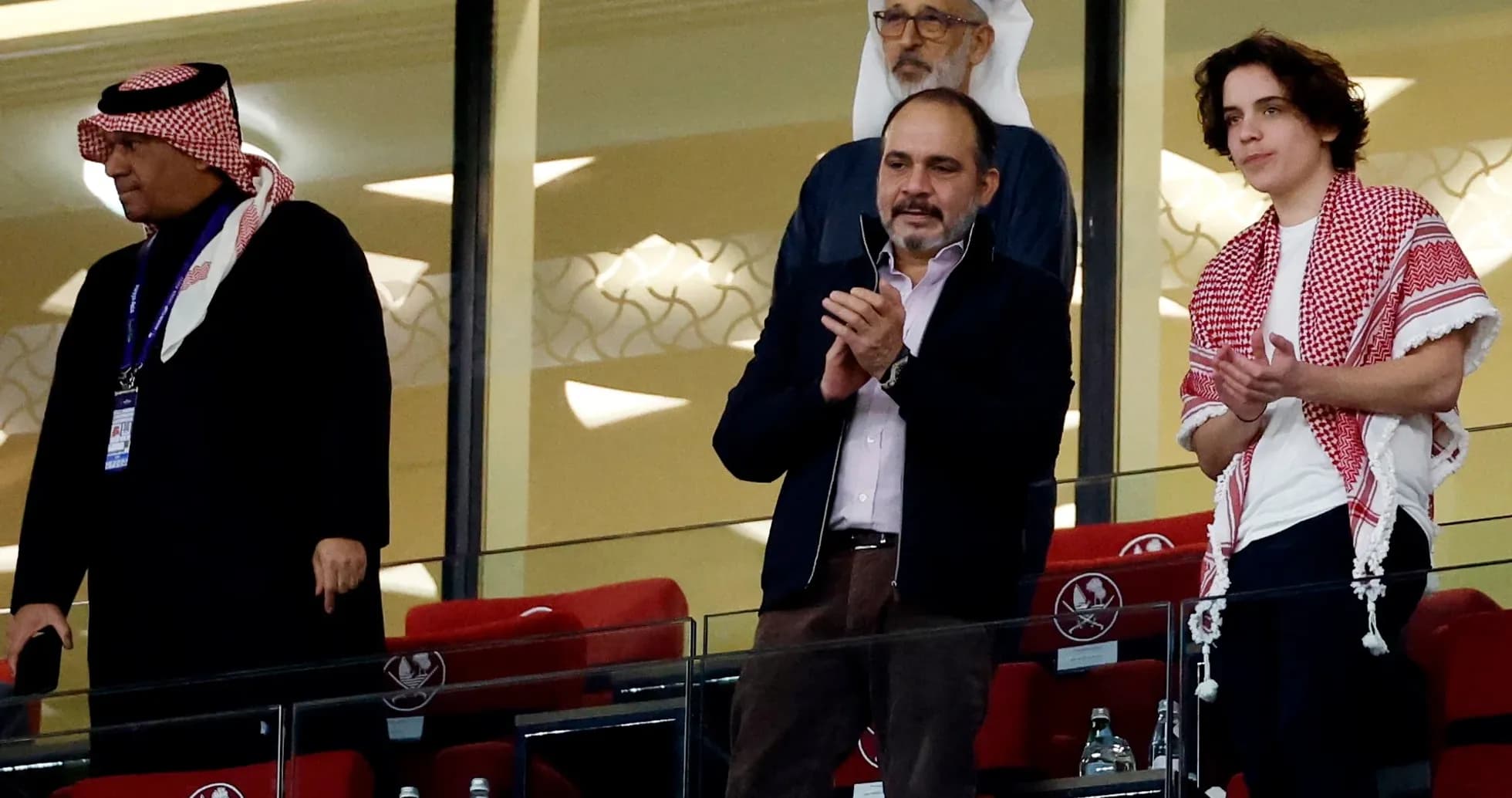 Varias personas en un palco aplaudiendo durante evento