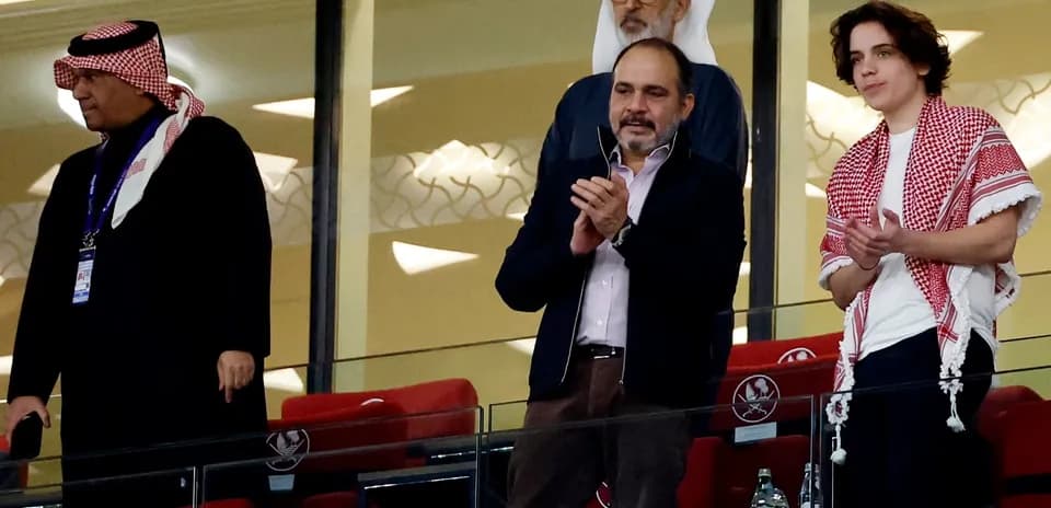 Varias personas en un palco aplaudiendo durante evento