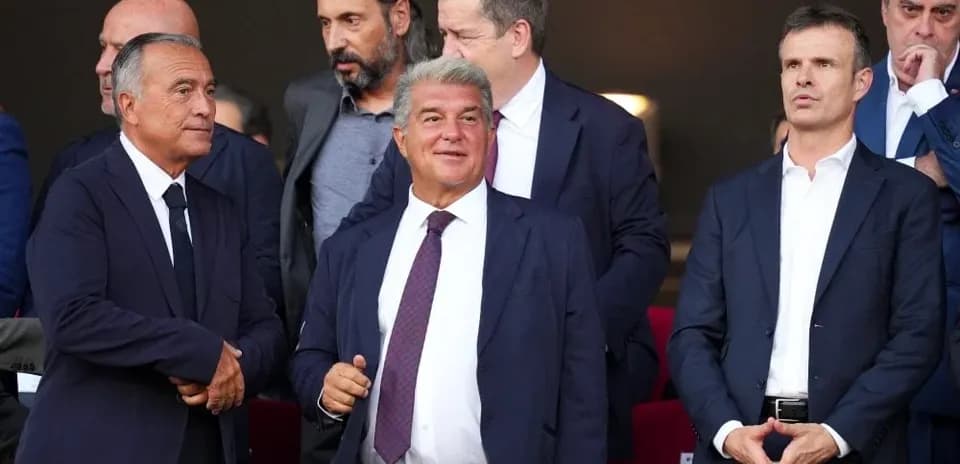 Directivos en palco durante un partido de fútbol