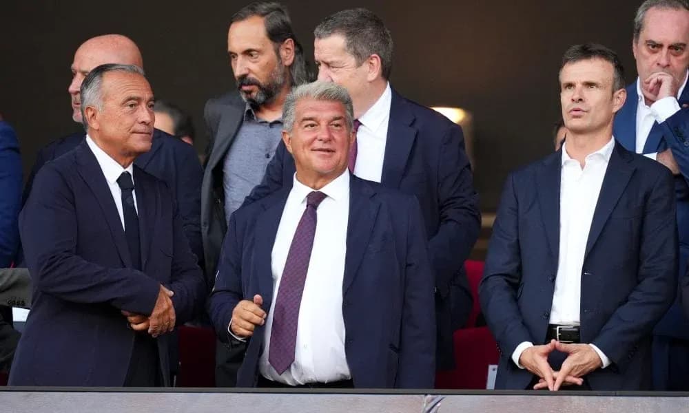Directivos en palco durante un partido de fútbol