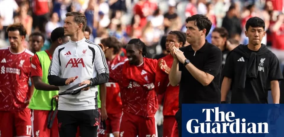 Entrenador y jugadores de Liverpool aplaudiendo tras partido