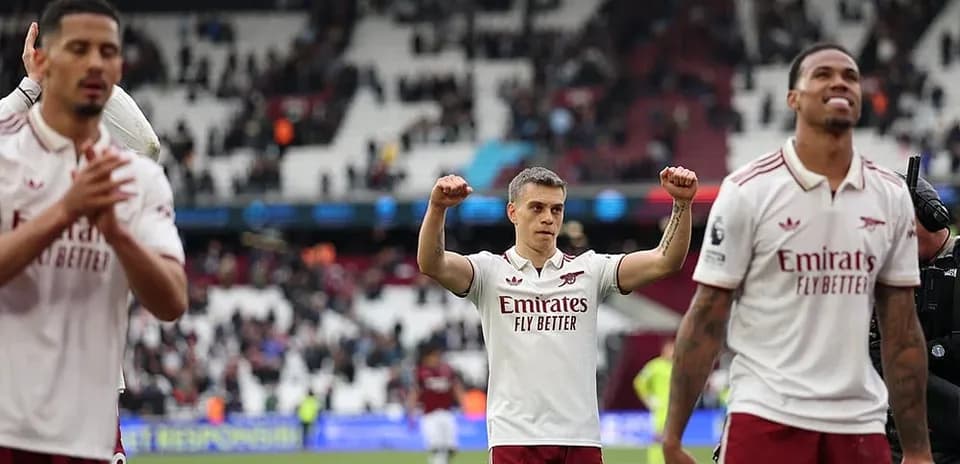Jugadores del Arsenal celebrando en el partido