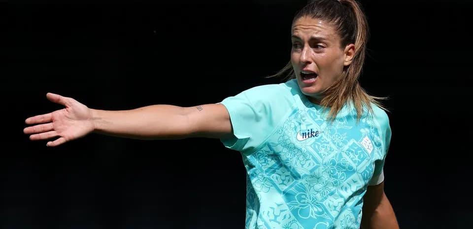 Jugadora señalando durante entrenamiento de fútbol