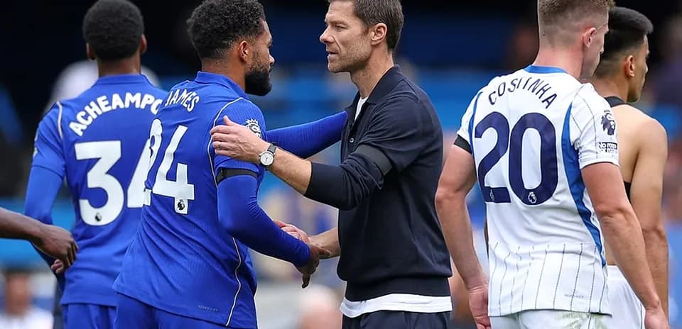 Jugadores de Chelsea y Brighton saludándose
