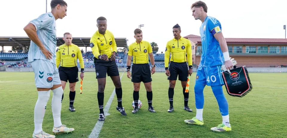 Capitanes y árbitros en el sorteo del partido