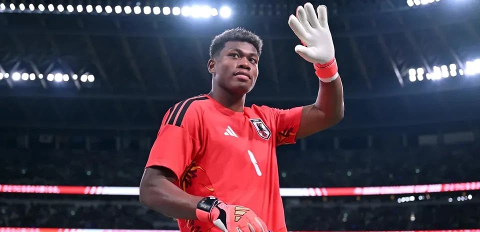 Portero saludando con guantes en el estadio