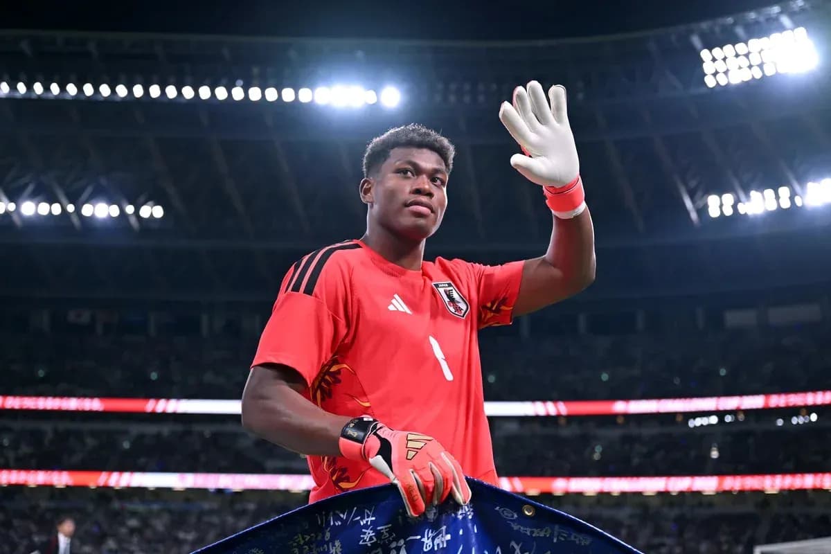 Portero saludando con guantes en el estadio