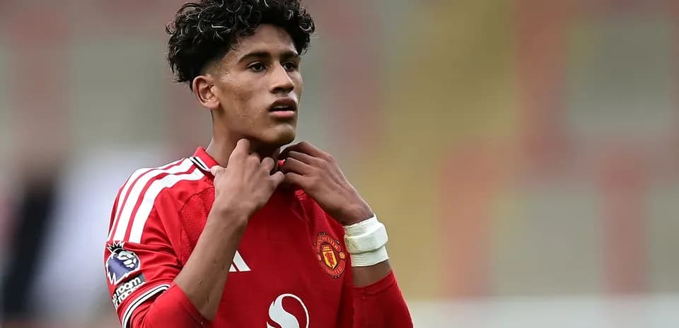 Jugador de Manchester United ajustándose el collar del uniforme