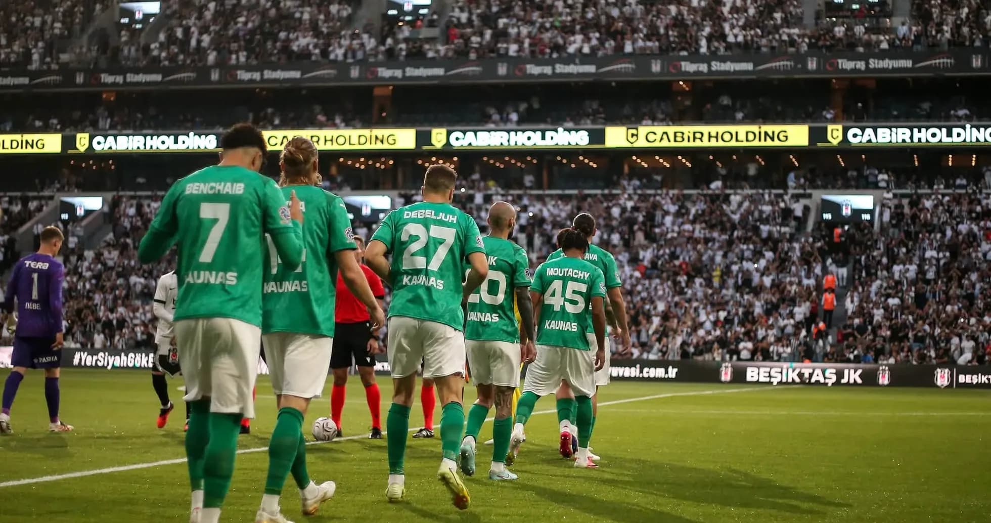Jugadores de Kauno Žalgiris en el campo