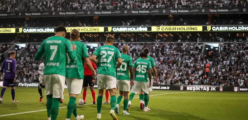 Jugadores de Kauno Žalgiris en el campo