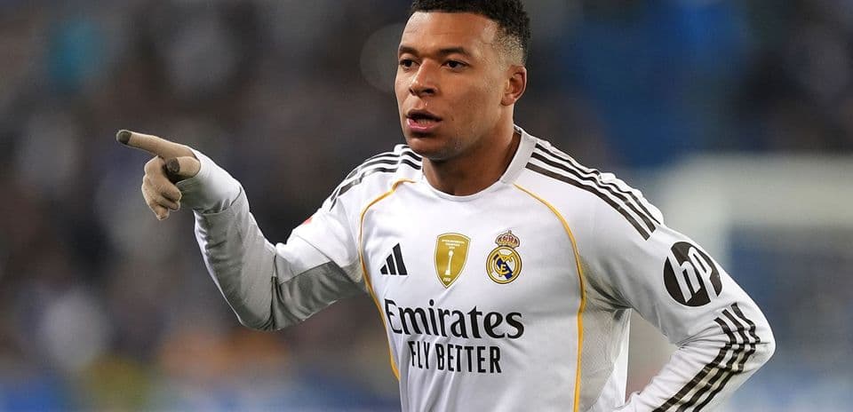 Jugador señalando durante el partido con Real Madrid