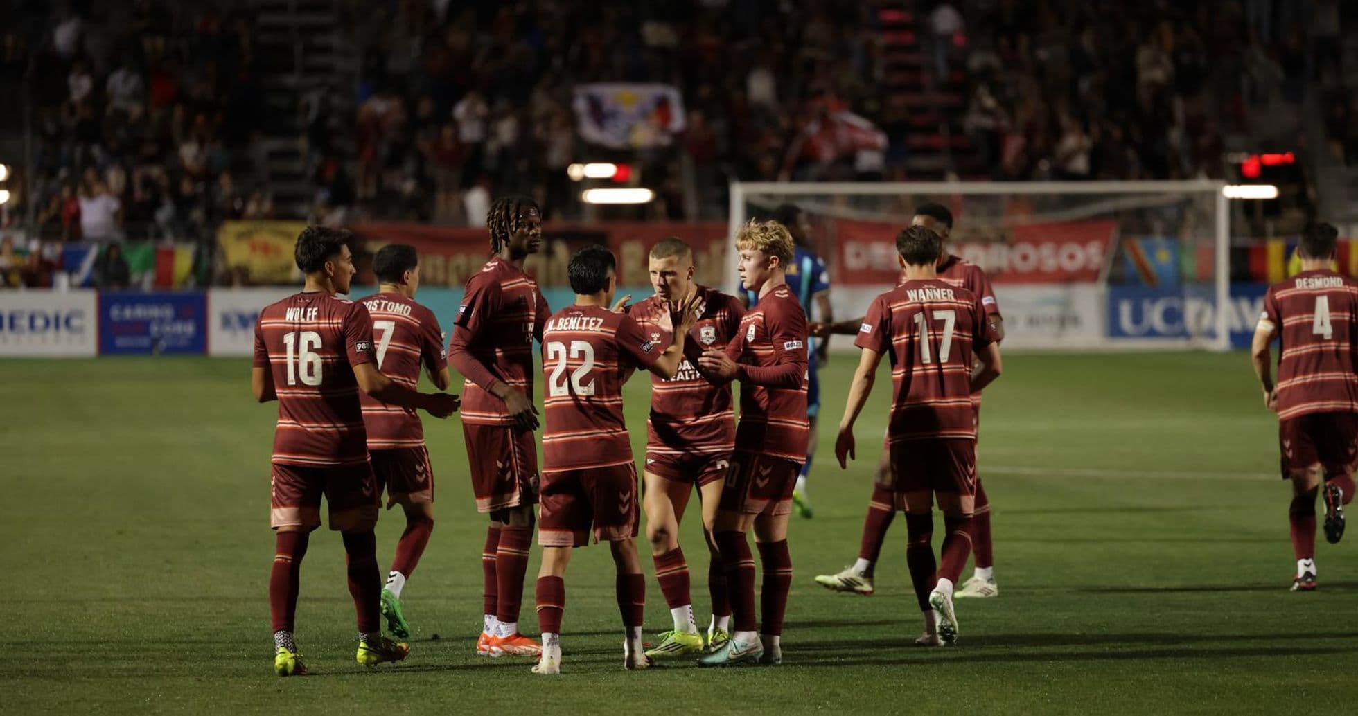 Jugadores celebrando un gol en el partido