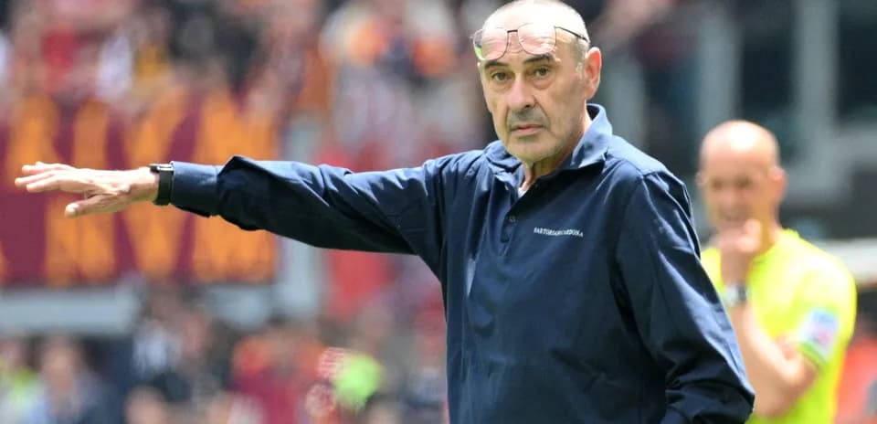 Entrenador dirigiendo a su equipo en el campo