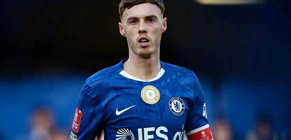 Jugador de Chelsea con camiseta azul en acción
