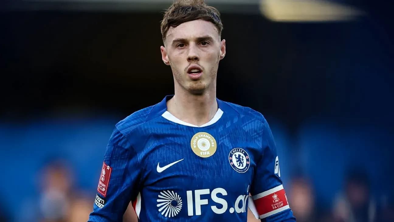 Jugador de Chelsea con camiseta azul en acción