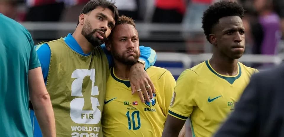 Jugadores de Brasil tras el partido, luciendo serios