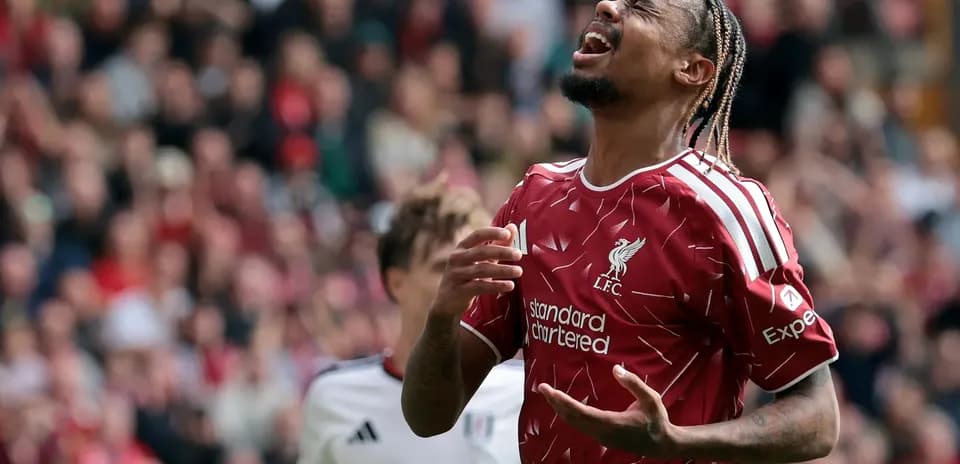 Jugador de Liverpool lamentándose en el campo de juego