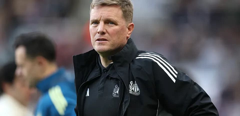 Entrenador de Newcastle observando el partido