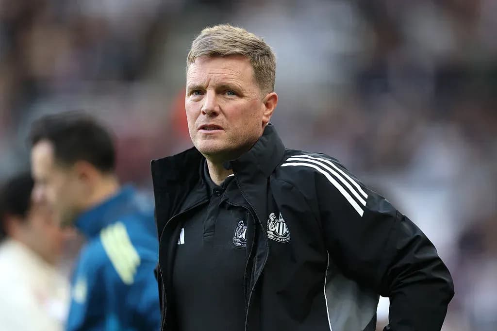 Entrenador de Newcastle observando el partido