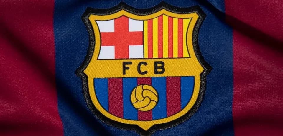 Escudo del FC Barcelona sobre fondo de camiseta