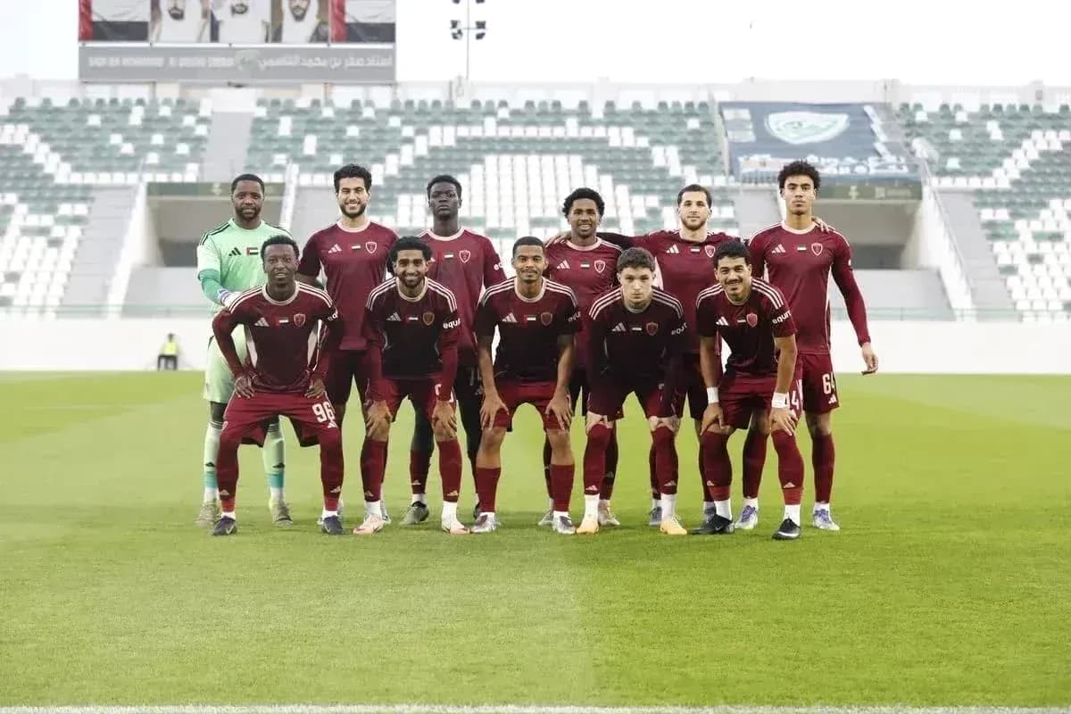 Equipo Al Wahda U23 posando en el estadio