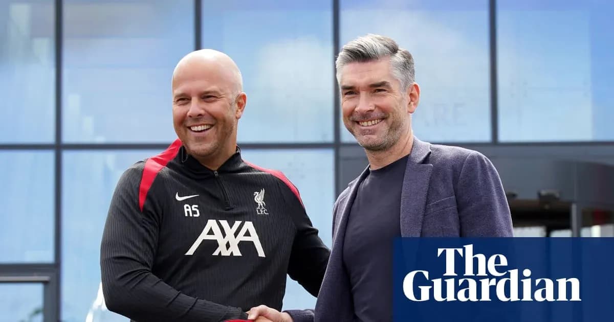 Dos hombres estrechando manos frente a edificio de club
