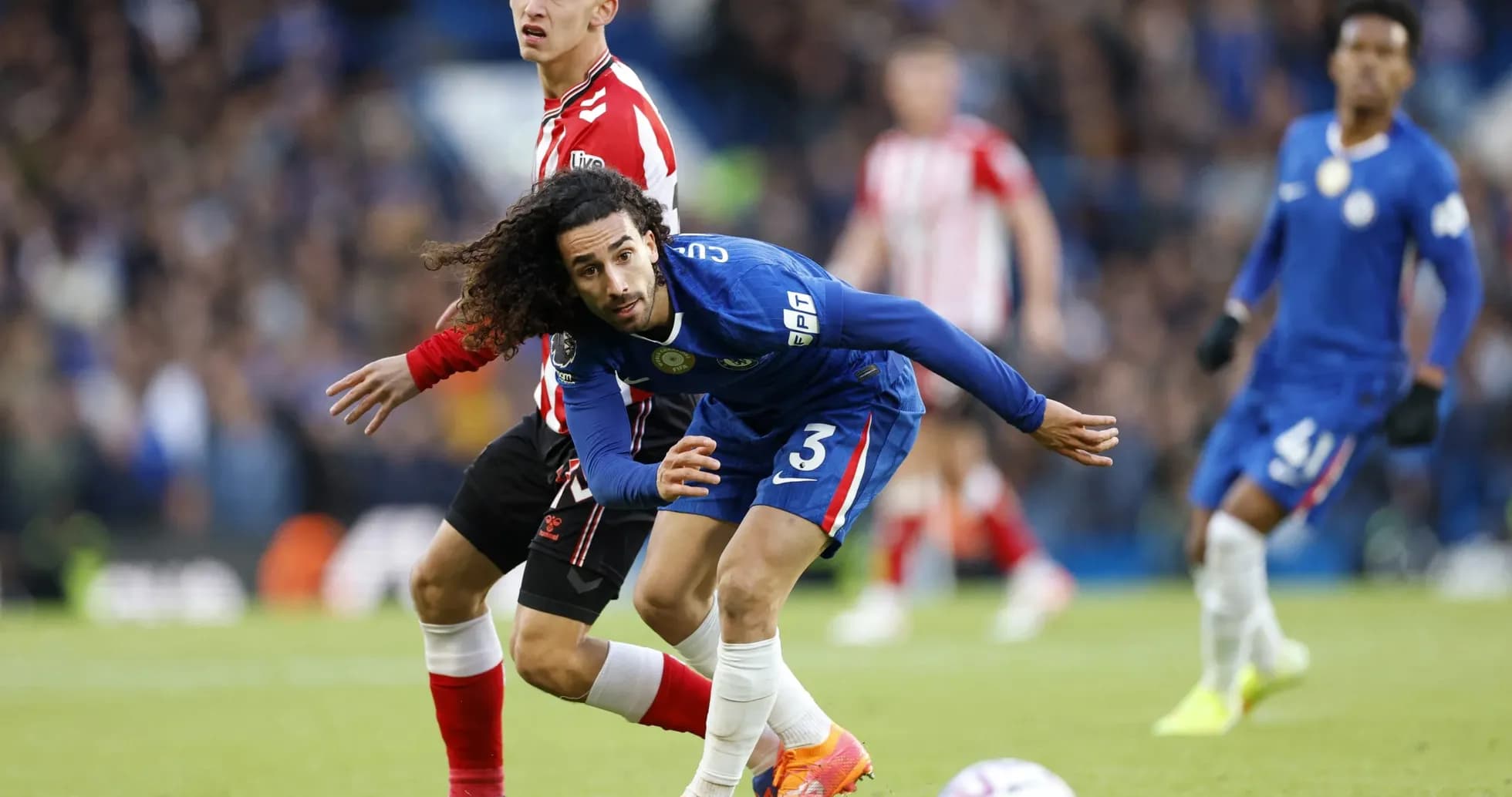 Jugador de Chelsea intentando recuperar el balón