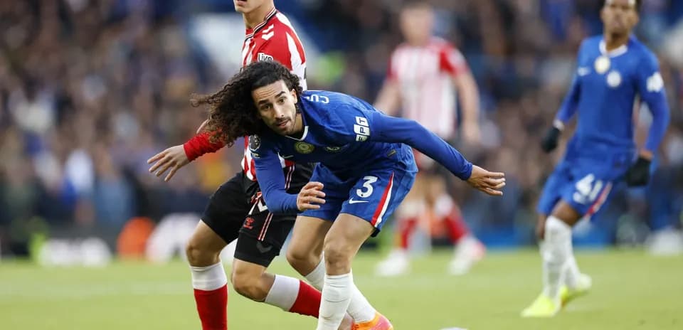 Jugador de Chelsea intentando recuperar el balón