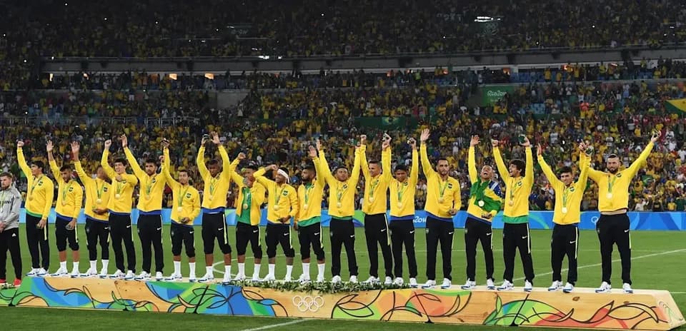 Equipo de fútbol de Brasil en ceremonia de medallas