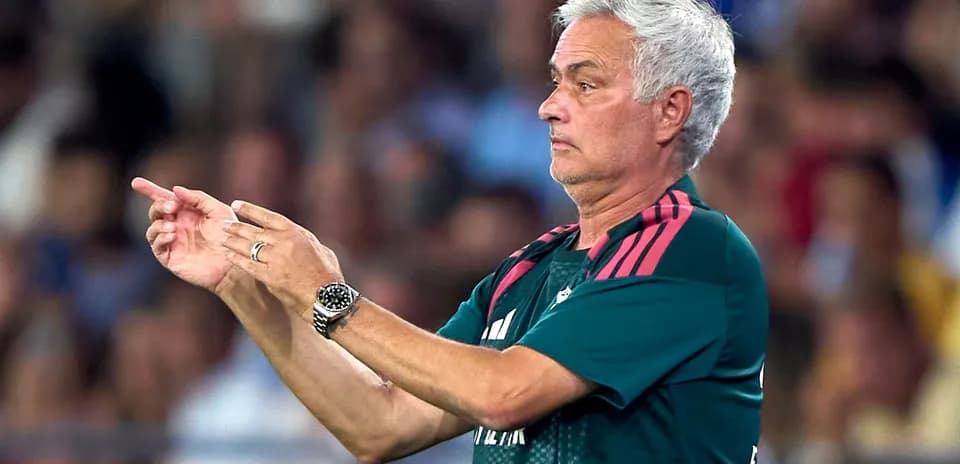 Entrenador dirigiendo a su equipo desde la línea