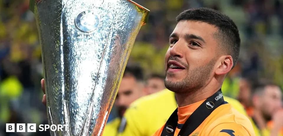 Jugador sosteniendo el trofeo de la UEFA Europa League